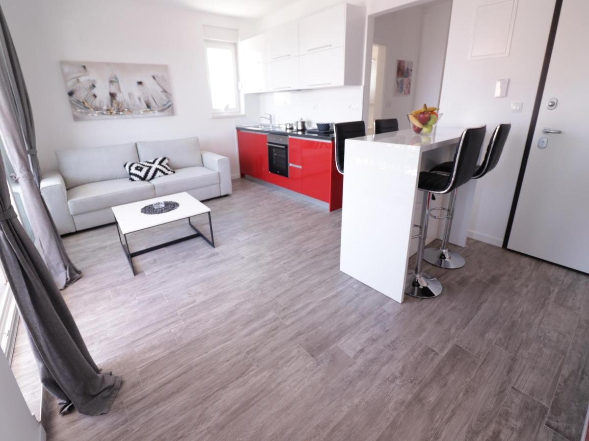 Apartments & Rooms Danivan Pool Villas B Novalja Bilik gambar