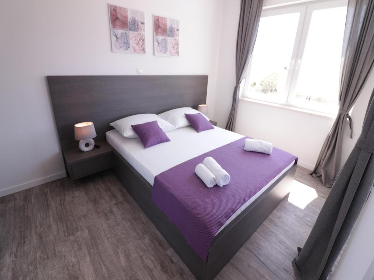 Apartments & Rooms Danivan Pool Villas B Novalja Bilik gambar